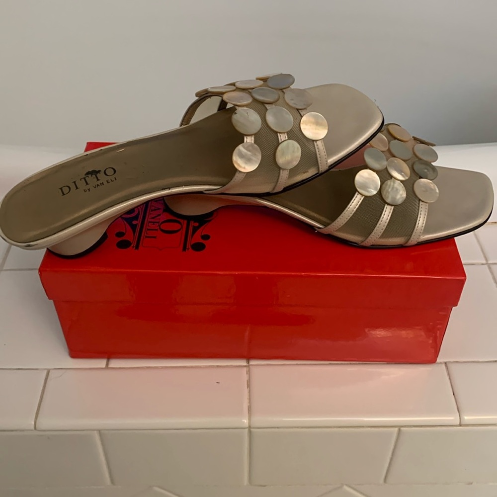 Ditto by Vaneli Women’s sandals with shell embellishments